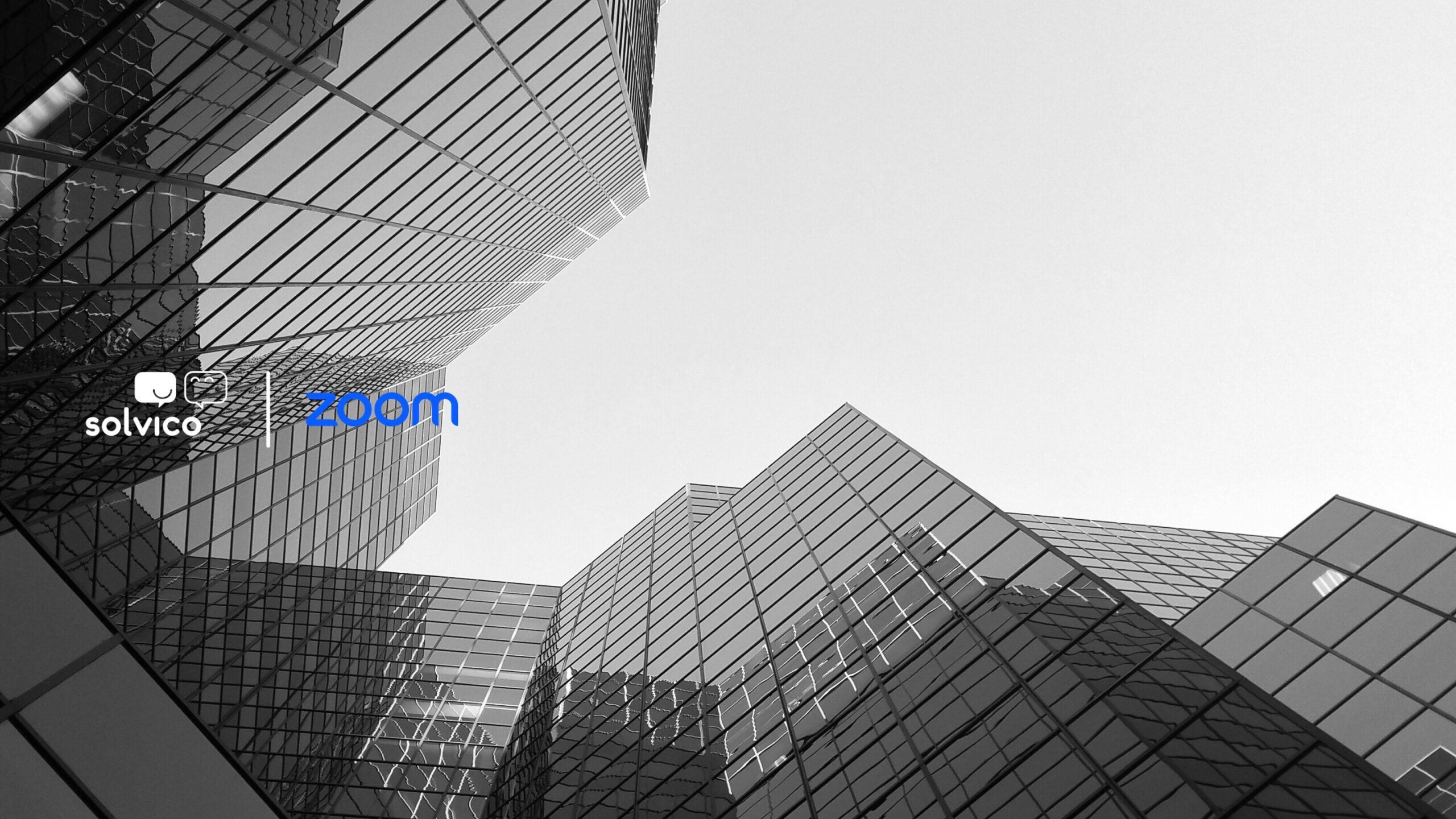 Edificios de oficinas modernas que representan la modernización de las comunicaciones empresariales con Zoom y Solvico.