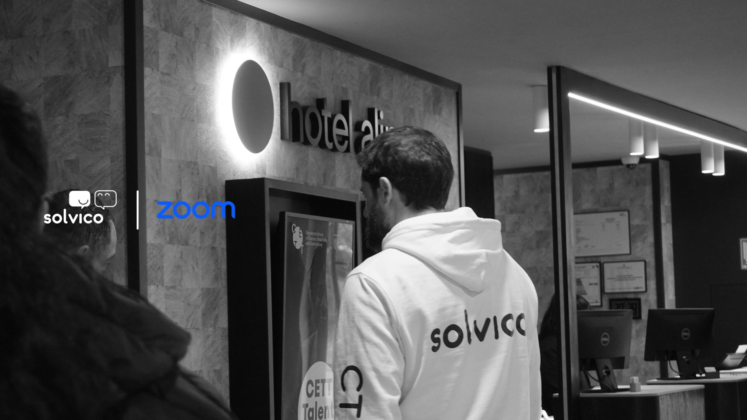 Reunión empresarial en el Hotel Alimara usando Zoom y espacios híbridos.