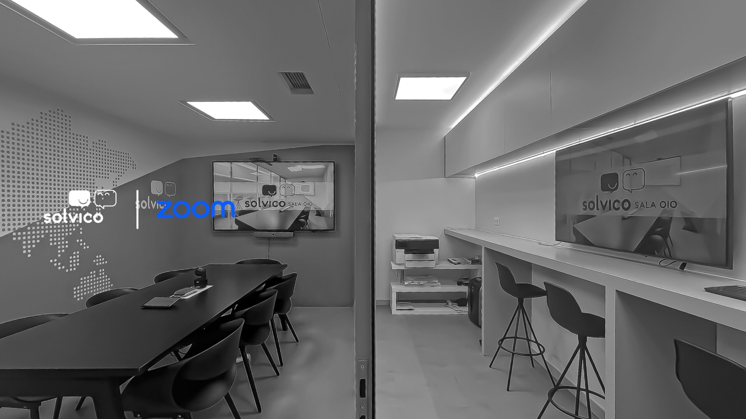 Sala híbrida de oficinas equipada por Solvico con tecnología Zoom