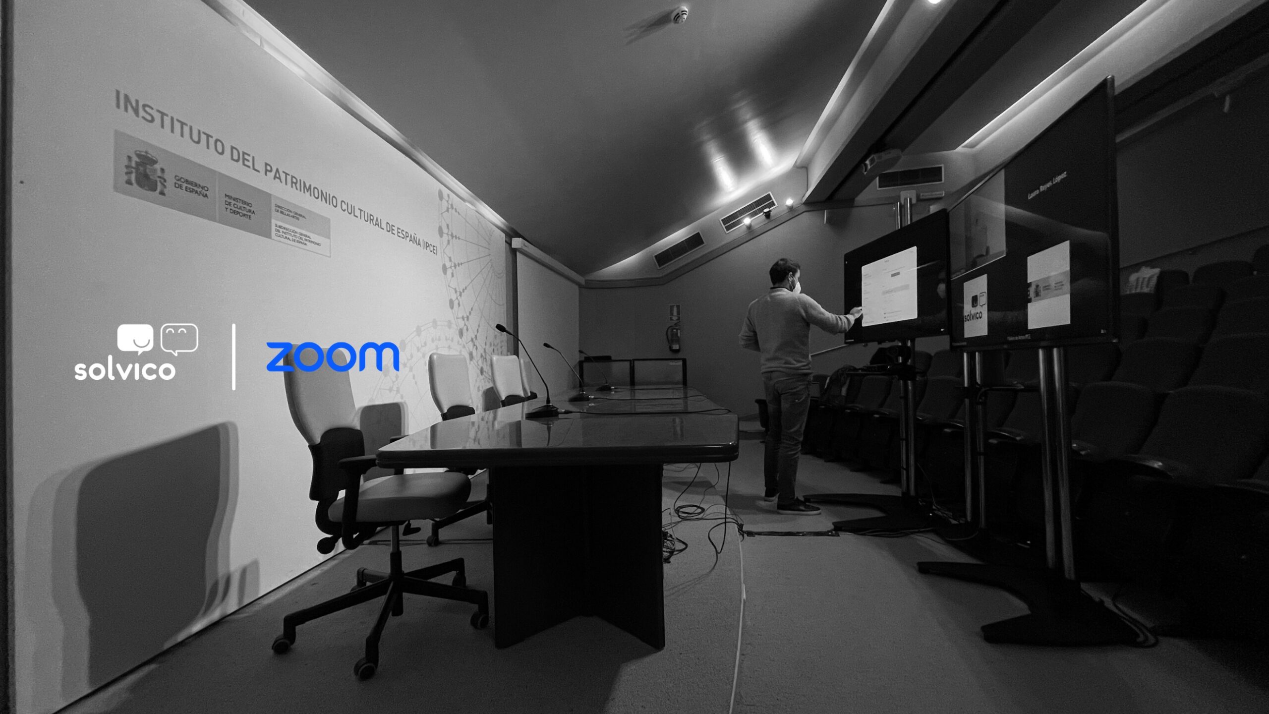 Evento híbrido en auditorio digitalizado por Solvico con tecnología Zoom